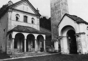 Sul Sagrato della Chiesa Parrocchiale di S.Giulio: l'oratorio di S.Giovanni Battista a sinistra, il campanile e l'antico Ossario a destra